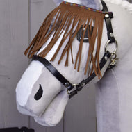 Zbliżenie na szaro-białego pluszowego konia noszącego Hobby Horse LarDen Czarny kantar z brązowymi frędzlami, na tle drewna.