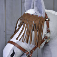 Hobby Horse LarDen „Brązowy kantar z frędzlami” pokazany na szarym pluszowym Hobby Horse z białą grzywą, z ozdobnymi frędzlami na naczółku, na drewnianym tle.