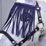 Zbliżenie szarej głowy hobby horse noszącej Czarny Kantar z liliowymi frędzlami od Hobby Horse LarDen, z czarnymi skórzanymi wodzami i ozdobnymi fioletowymi frędzlami zasłaniającymi oczy.