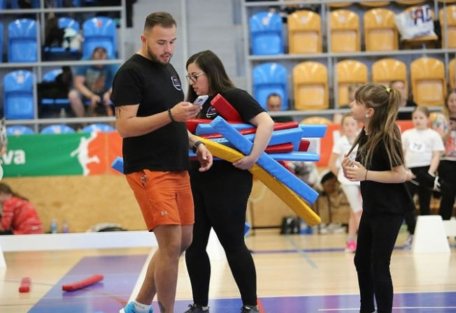 Denny – trener i sędzia w Hobby Horsing