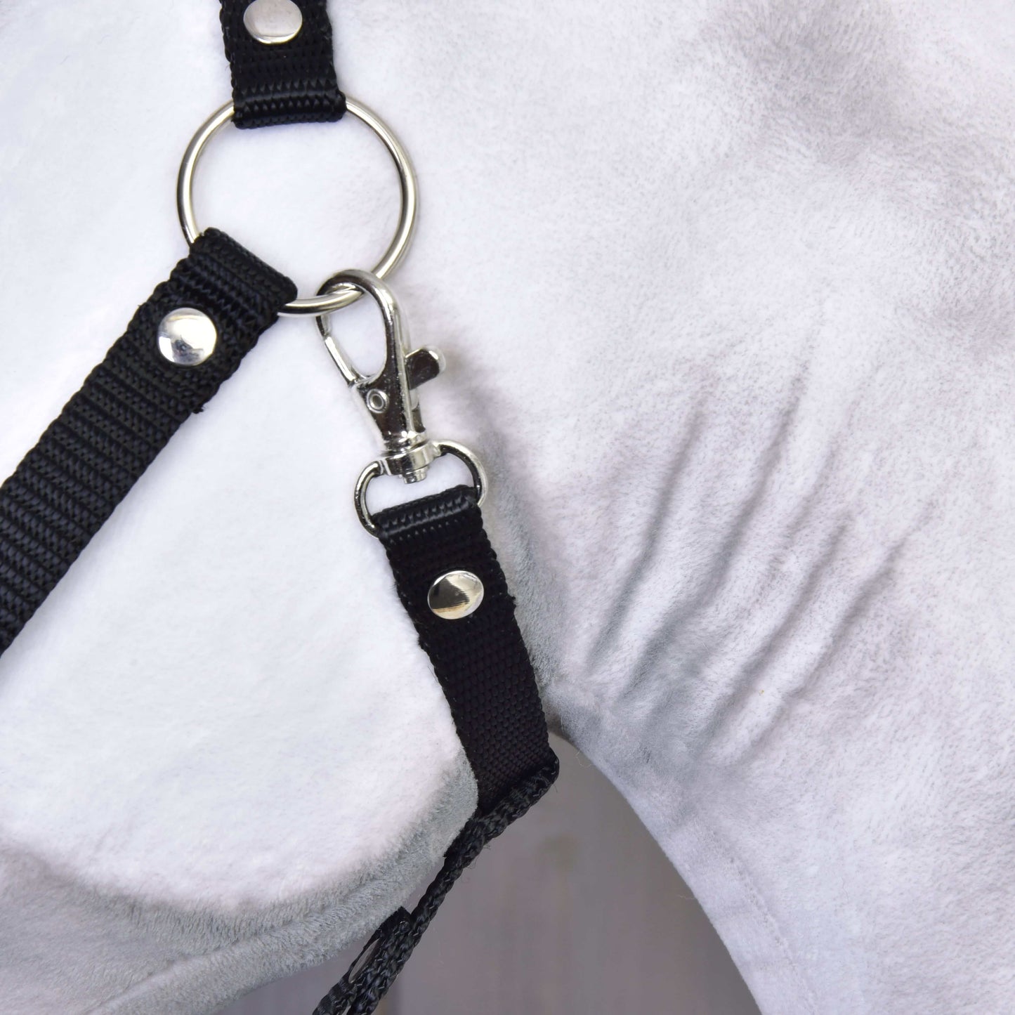 Zbliżenie na Hobby Horse Elektra z czarnym kantarem od Hobby Horse LarDen, podkreślające solidne okucia czarnego kantara i staranne ręczne wykonanie, nawiązujące do rzędu używanego dla klaczy lipicańskiej.