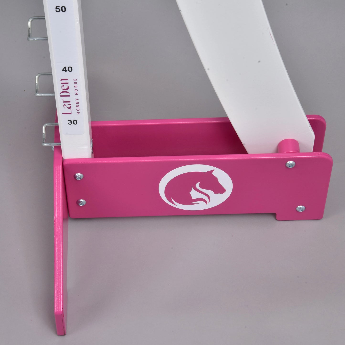 Skok puissance LarDen do Hobby Horse od Hobby Horse LarDen, zbliżenie na przeszkodę w kolorach różowym i białym, ze znacznikami wysokości i logo głowy konia na podstawie — idealna do zawodów puissance w Hobby Horse.