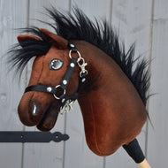 Hobby Horse Benny z czarnym kantarem - rozmiar XS od Hobby Horse LarDen, z pluszową brązową głową belgijskiego konia gorącokrwistego, czarną grzywą, białymi akcentami i czarnym kantarem, osadzony na drewnianym kijku — idealny dla młodych fanów skoków przez przeszkody.