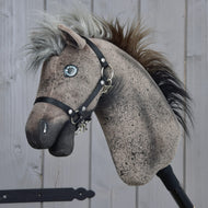 Hobby Horse Bolero z czarnym kantarem - rozmiar S od Hobby Horse LarDen, z brązowo nakrapianą głową Appaloosa, czarnym kantarem, guzikowymi oczami i puszystą wielotonową grzywą. Sfotografowany na drewnianym tle.
