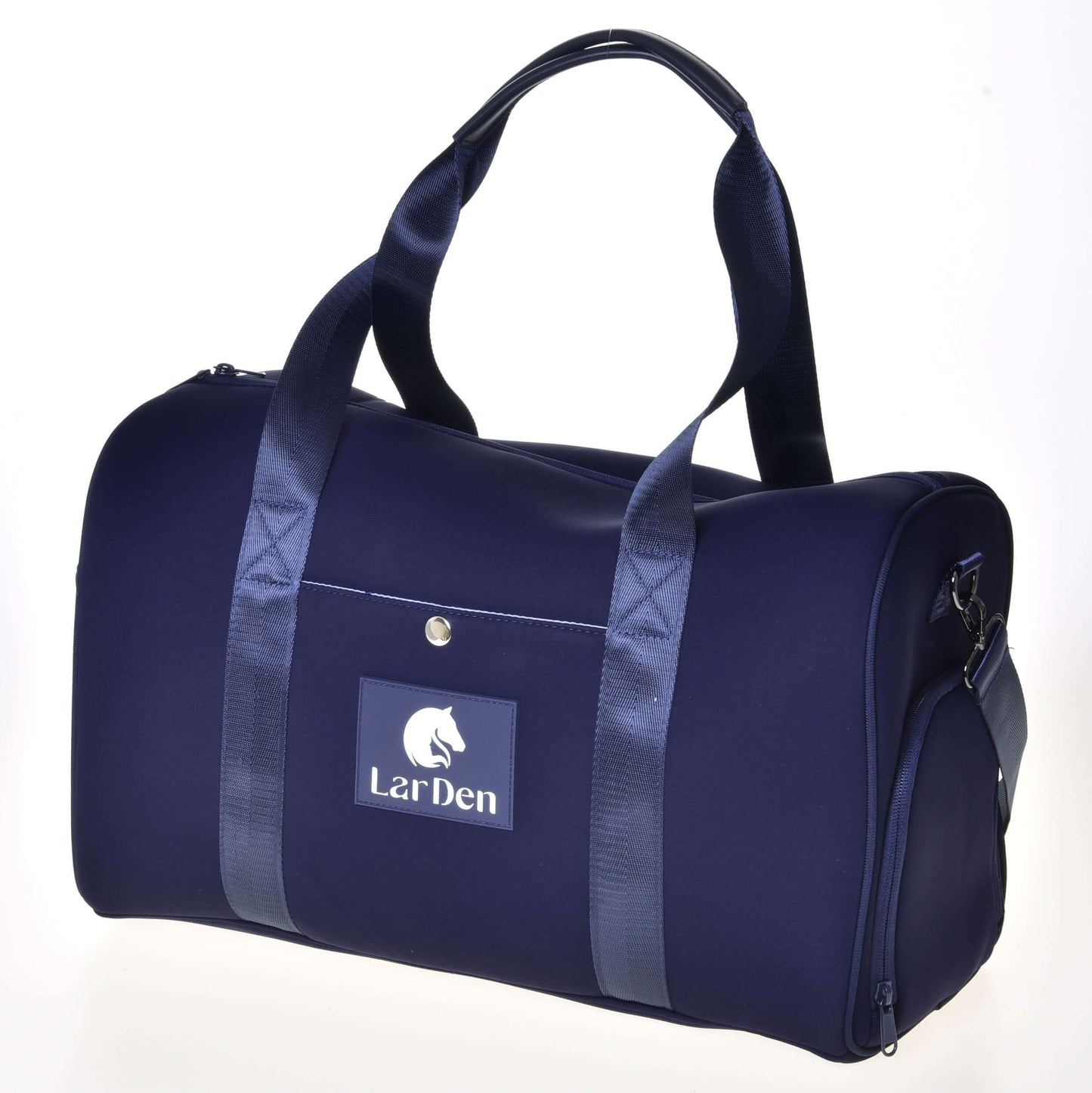 Torba sportowa LarDen od Hobby Horse LarDen w kolorze granatowym z ciemnogranatowymi uchwytami, regulowanym paskiem na ramię, przednią kieszenią na napę i białym logo LarDen z głową konia — idealna do codziennego użytku.