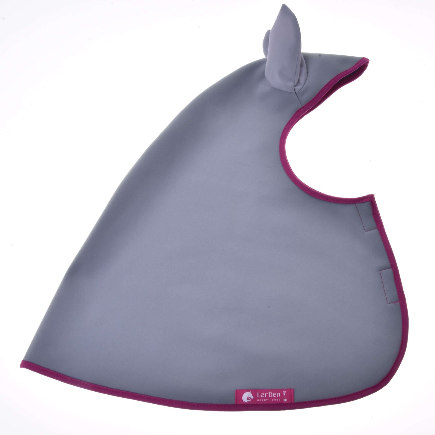Płaszcz przeciwdeszczowy szary od Hobby Horse LarDen, inspirowany całorocznym płaszczem przeciwdeszczowym, ma lamówkę w kolorze magenty, spiczasty kaptur z detalem uszu i małą różową metkę przy dolnej krawędzi. Śliniak pokazano na białym tle.