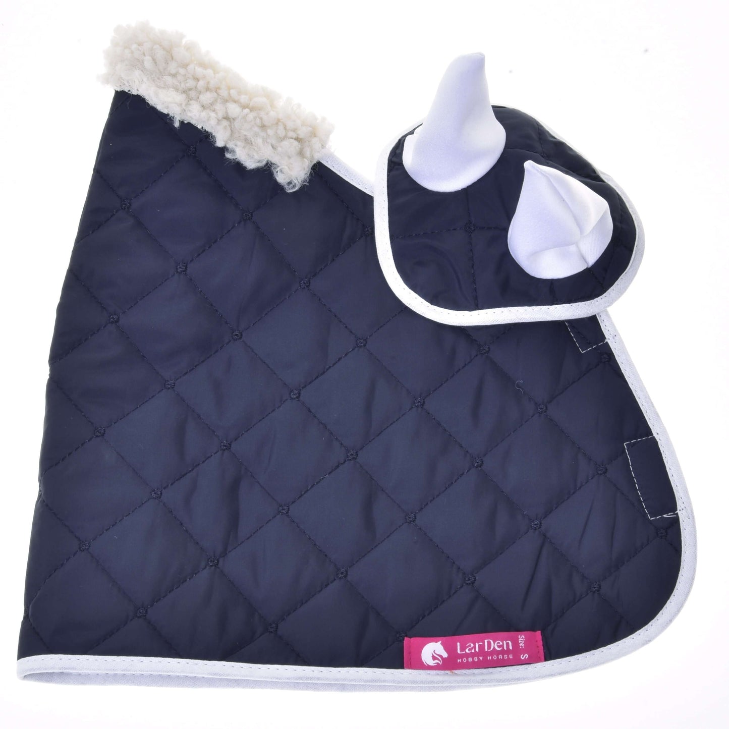 Hobby Horse LarDen Zestaw Termo Niebieski ma pikowany granatowy nausznik z białym wykończeniem, górną częścią podszytą polarem i dwoma materiałowymi uszami — idealny do stylowej dekoracji konia lub jako część eleganckiego zestawu nauszników.