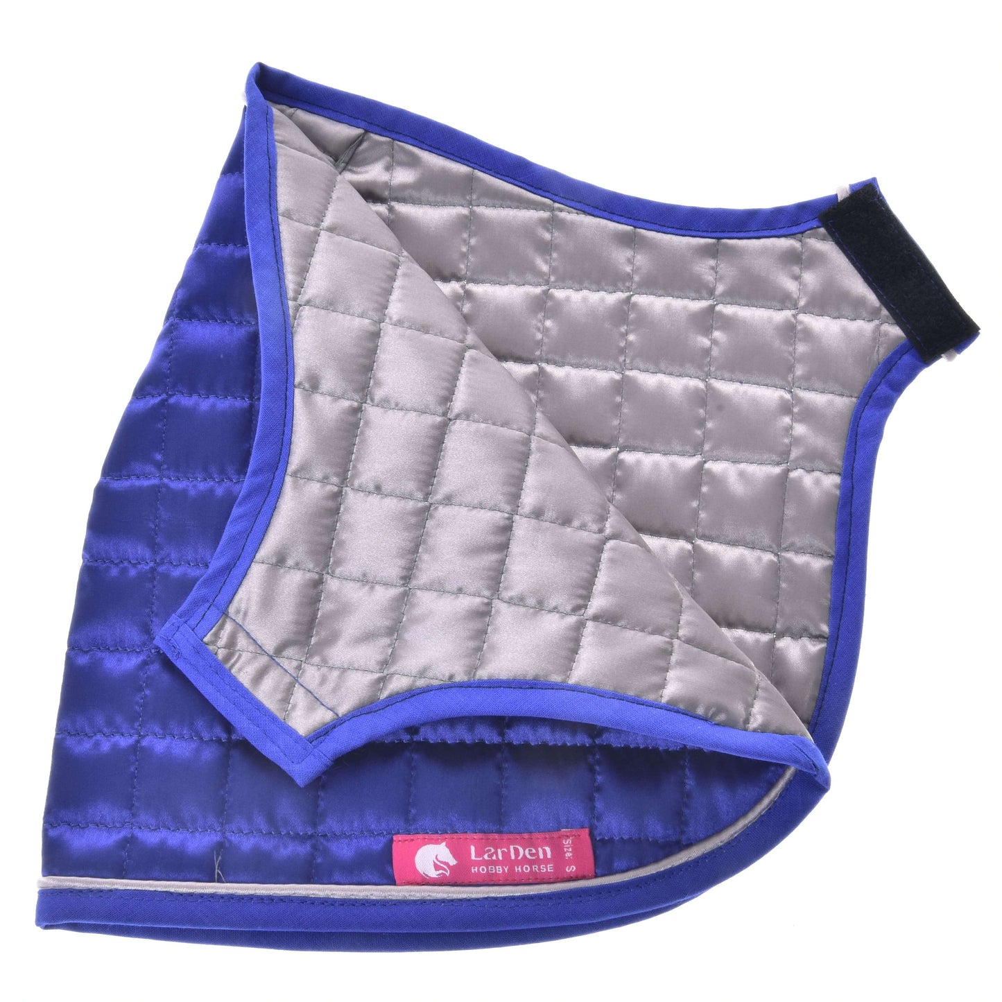 Derka DeLuxe niebieska dwustronna od Hobby Horse LarDen to pikowana niebiesko-szara derka treningowa dla konia z paskiem na rzep, z różową wewnętrzną metką z białym tekstem i logo konia.