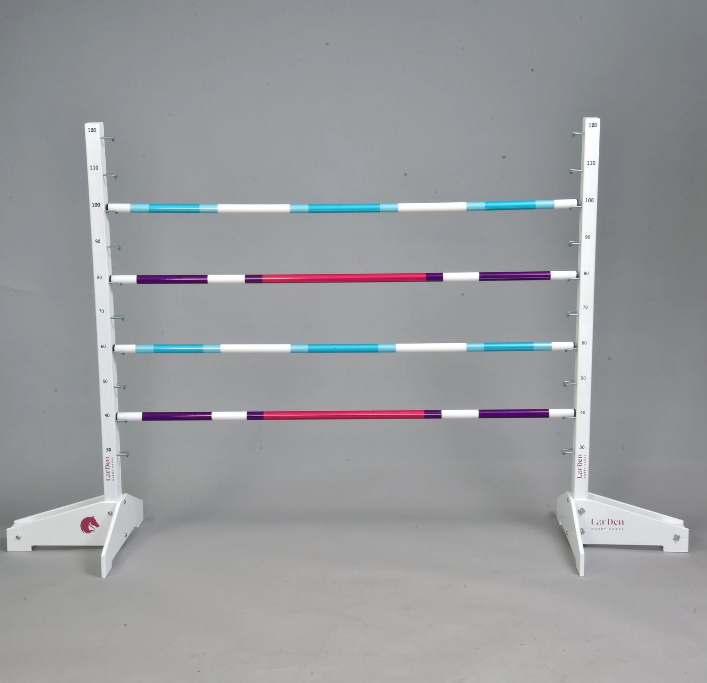 Przeszkoda 120 cm / 47 inch z dodatkowymi tyczkami od Hobby Horse LarDen, z czterema poziomymi tyczkami w kolorach białym, turkusowym, fioletowym i czerwonym na białym stojaku z regulacją wysokości — idealna do Hobby Horsing w pomieszczeniach lub na zewnątrz.