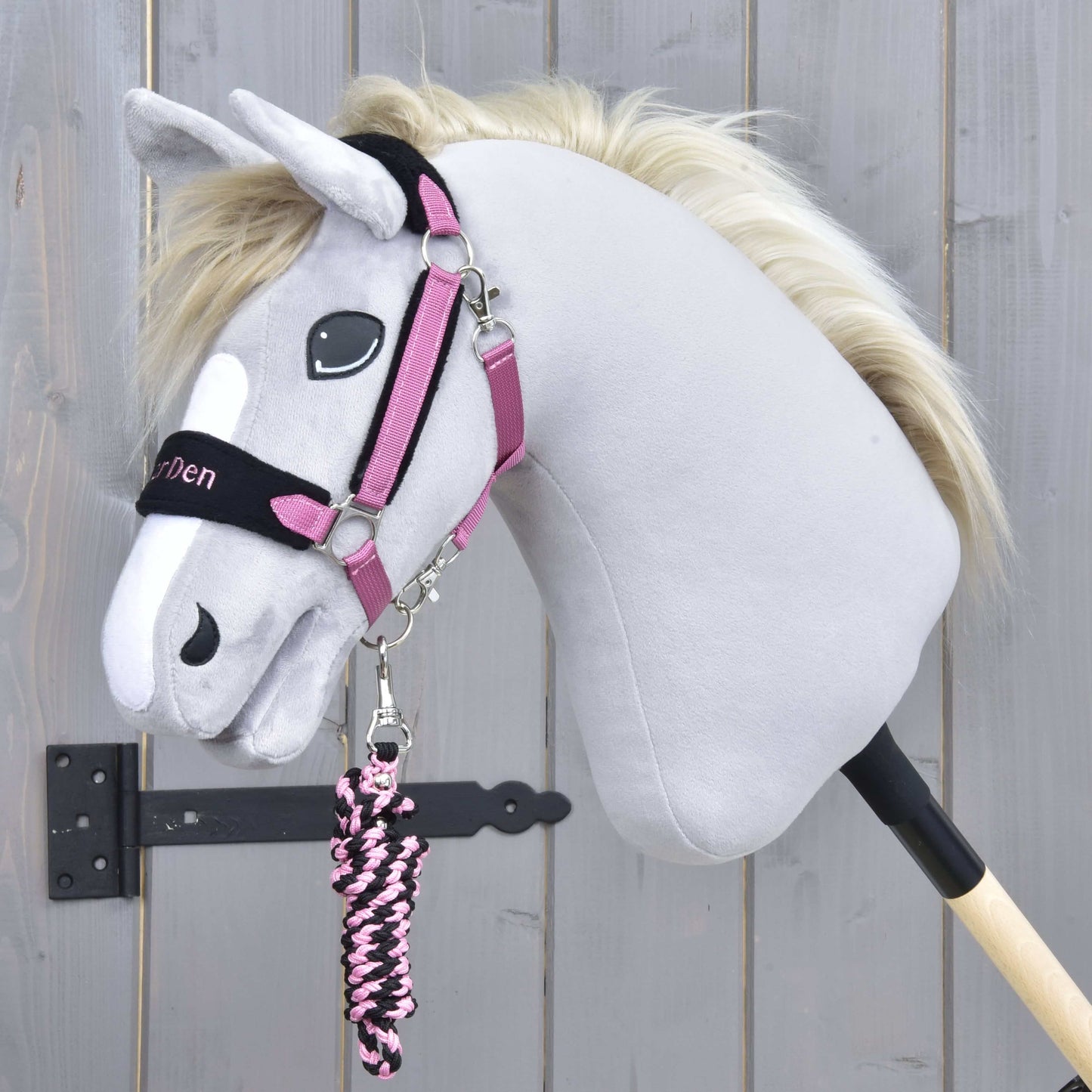 The Hobby Horse LarDen "Set LarDen Exclusive Pink" features a gray hobby horse with a white blaze, fluffy mane, cartoon-like eyes, black and pink halter with fleece noseband, plus a matching pink-black lead rope on a stick.