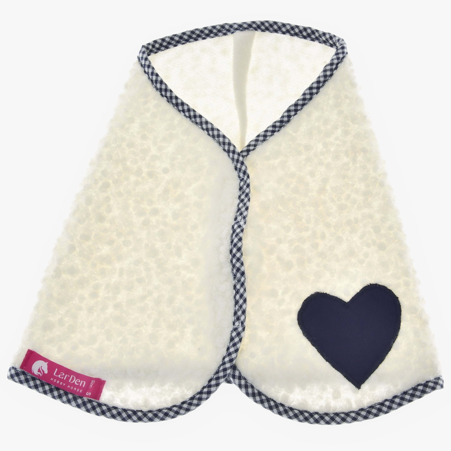 Derka cube niebieska od Hobby Horse LarDen, niebieski teksturowany śliniak dziecięcy z czarno-białym wykończeniem w kratkę gingham, czarną naszywką w kształcie serca w jednym rogu i różową metką — stylizowany tak, by przywodzić na myśl przytulność ciepłej derki końskiej.