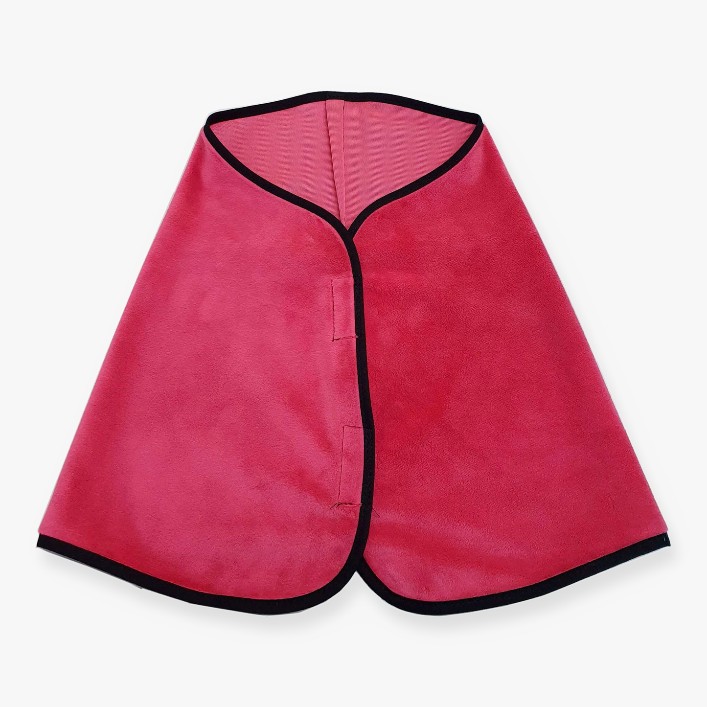 Derka malinowa od Hobby Horse LarDen, peleryna z mikrofibry w malinoworóżowym kolorze z czarną lamówką, pokazana płasko na białym tle. Inspirowana derkami końskimi, ma bezpieczne zapięcie na klamrę dla łatwego użycia.