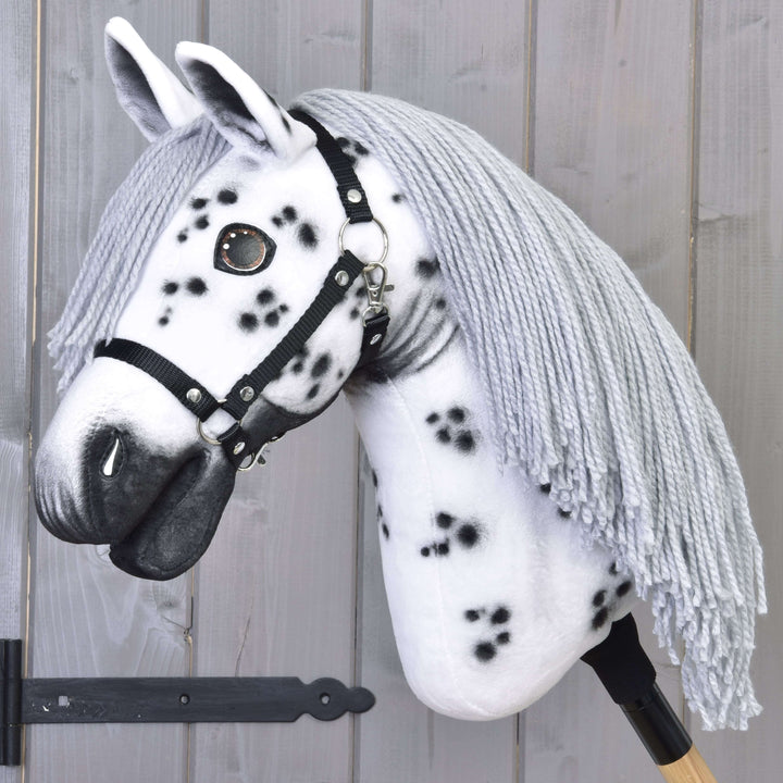 Hobby Horse Chantal z czarnym kantarem od LarDen, biała pluszowa głowa w czarne cętki z długą szarą grzywą z włóczki