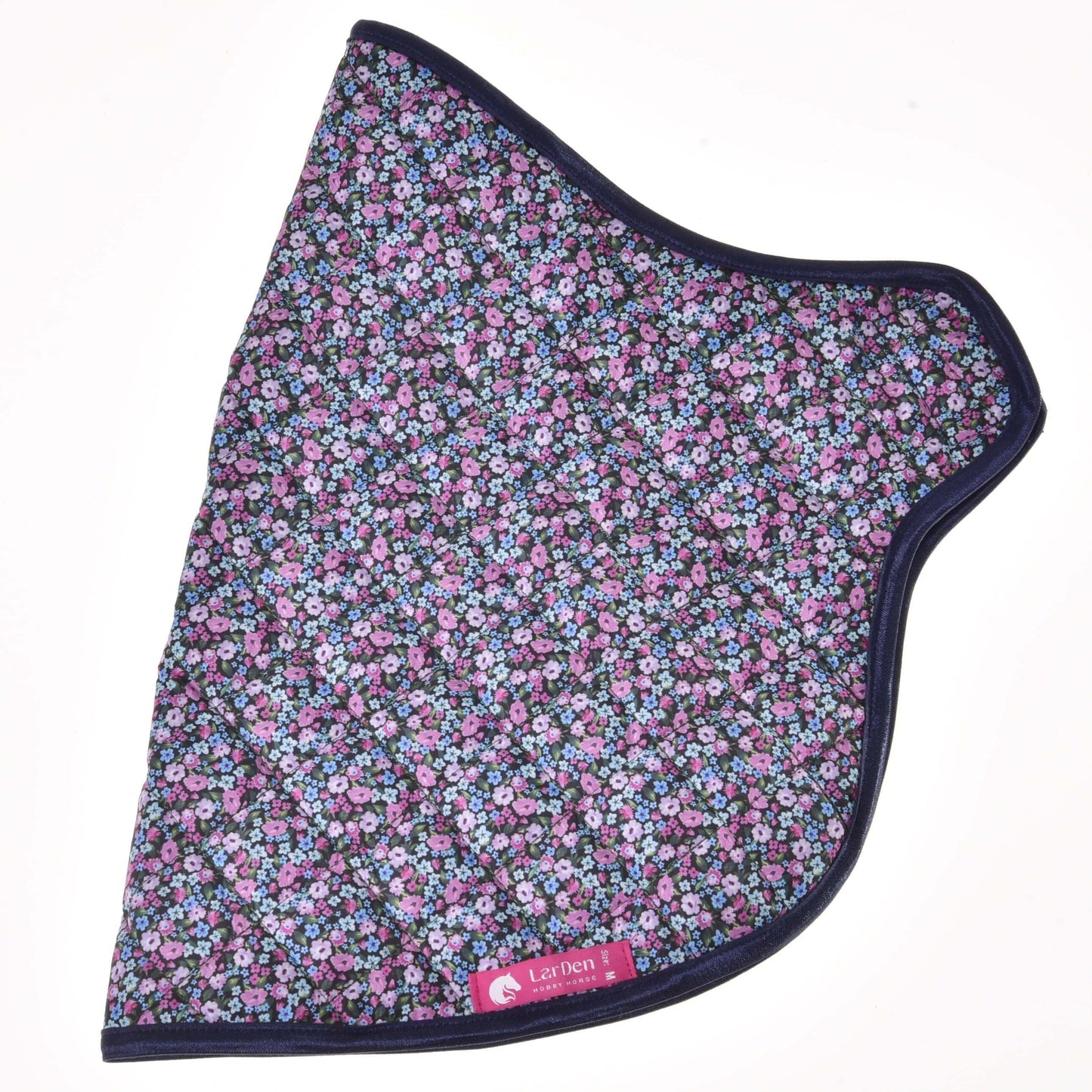 Bandana Blanket Flower od Hobby Horse LarDen z kwiatowej tkaniny w małe niebieskie, fioletowe i różowe kwiaty, z ciemnoniebieskim obszyciem i różową metką LorDen w jednym rogu, pokazana na białym tle.