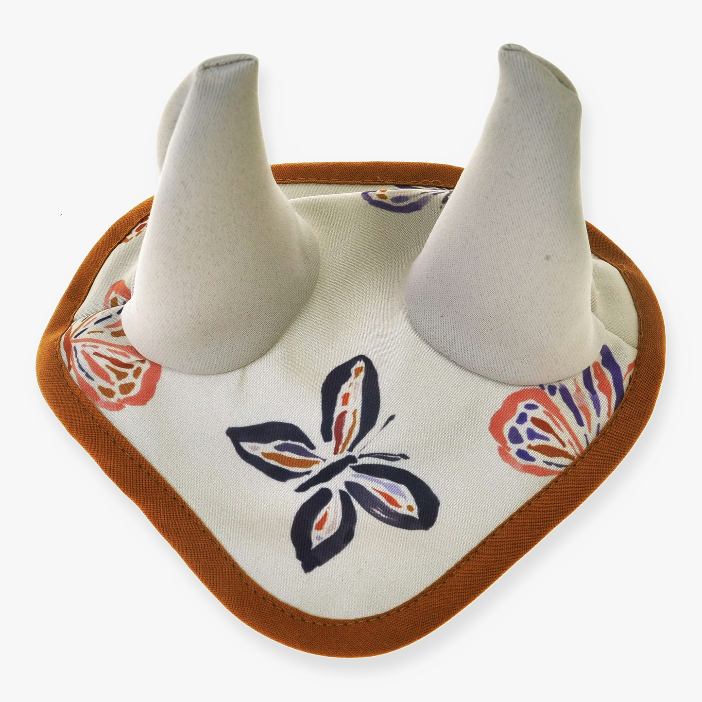Nauszniki Butterfly (softshell) od Hobby Horse LarDen, materiałowy śliniak dziecięcy z miękkimi białymi rogami i kolorowym wzorem motyli, inspirowany nausznikami chroniącymi przed owadami i wykończony brązową lamówką.