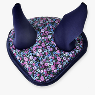 Czapka na uszy Flower od Hobby Horse LarDen z fioletowo-niebieskim materiałem na uszy i podstawą ozdobioną drobnymi różowymi, niebieskimi i fioletowymi kwiatami, zapewniająca uroczy wygląd i skuteczną ochronę przed owadami.