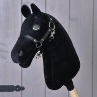 Zbuduj swojego konia od related_to_12441055625556, personalizowana czarna głowa Hobby Horse z wyrazistymi brązowymi oczami, z uzdą i wodzami, osadzona na drewnianym kiju i pokazana na tle szarego drewna. Idealna dla osób, które chcą stworzyć własnego wyjątkowego Hobby Horse.