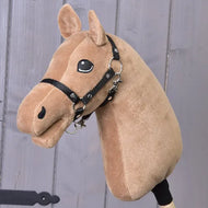 Zbuduj swojego konia, pluszowa głowa Hobby Horse od related_to_12441055625556 z miękką białą grzywą, brązową sierścią, czarnym ogłowiem i przyjaznym wyrazem, pokazana na drewnianym tle.