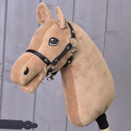 Zbuduj swojego konia, pluszowa karmelowa głowa Hobby Horse od related_to_12441055625556 z szaro-beżową grzywą i czarną uprzężą, osadzona na drewnianym kiju i pokazana na tle szarego drewna.