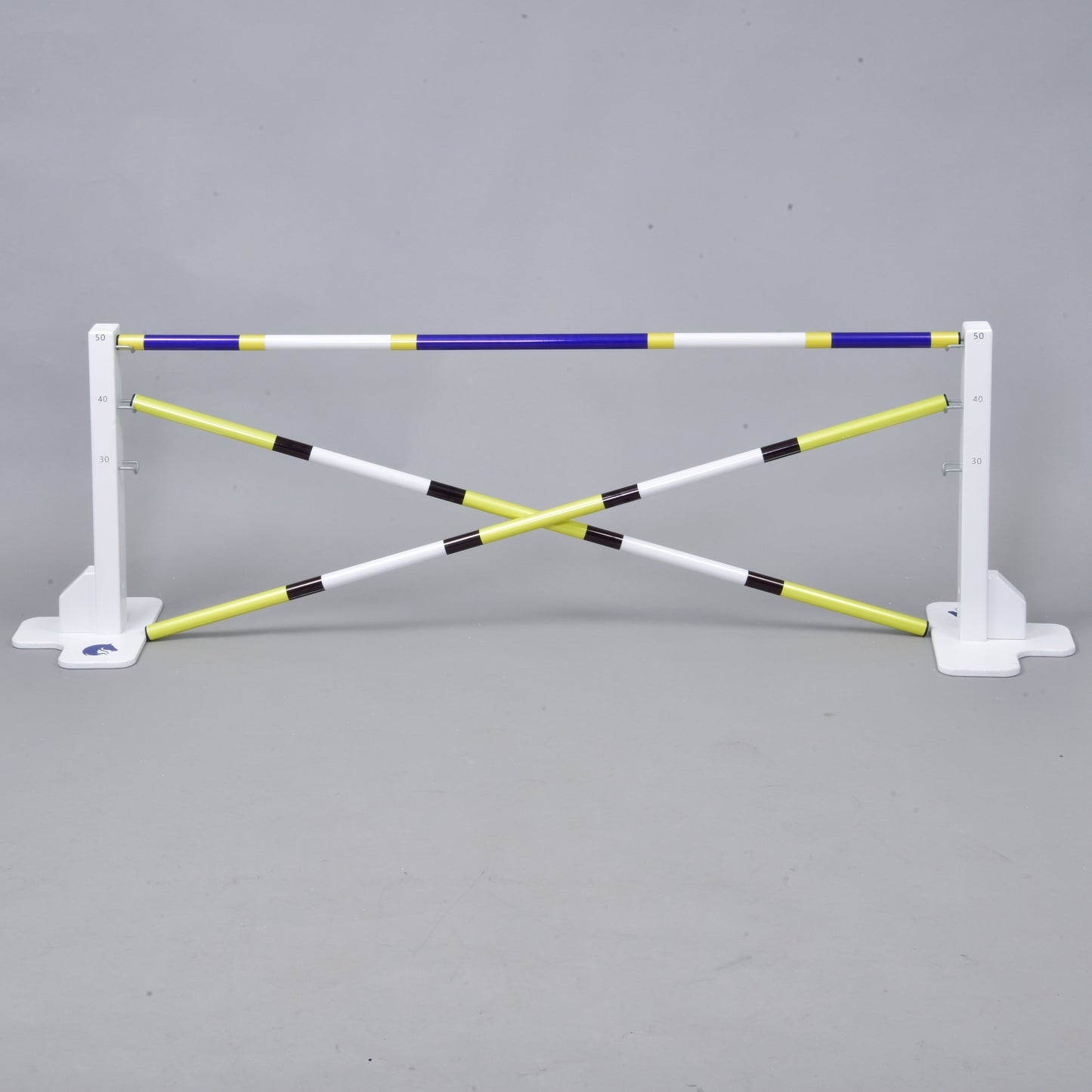 Przeszkoda 50 cm / 20 inch z dodatkowymi tyczkami od Hobby Horse LarDen, biało-żółta regulowana przeszkoda ze skrzyżowanymi drążkami i oznaczeniami wysokości — idealna do Hobby Horsing i zabawy w pomieszczeniach lub na zewnątrz.