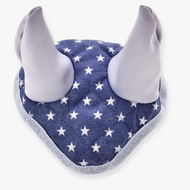 Nauszniki Star Hobby Horse LarDen, niebieskie pikowane nauszniki przeciw muchom z białymi gwiazdami, dwoma stojącymi miękkimi szarymi uszami i srebrnym wykończeniem do ochrony konia.
