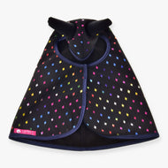 Hobby Horse LarDen Raincoat Sparkling Queen, czarna peleryna z kolorowym wzorem rombów, dwoma miękkimi czarnymi rogami na kapturze i różową metką Laz Pet przy dolnym brzegu, pokazana na płasko na białym tle.